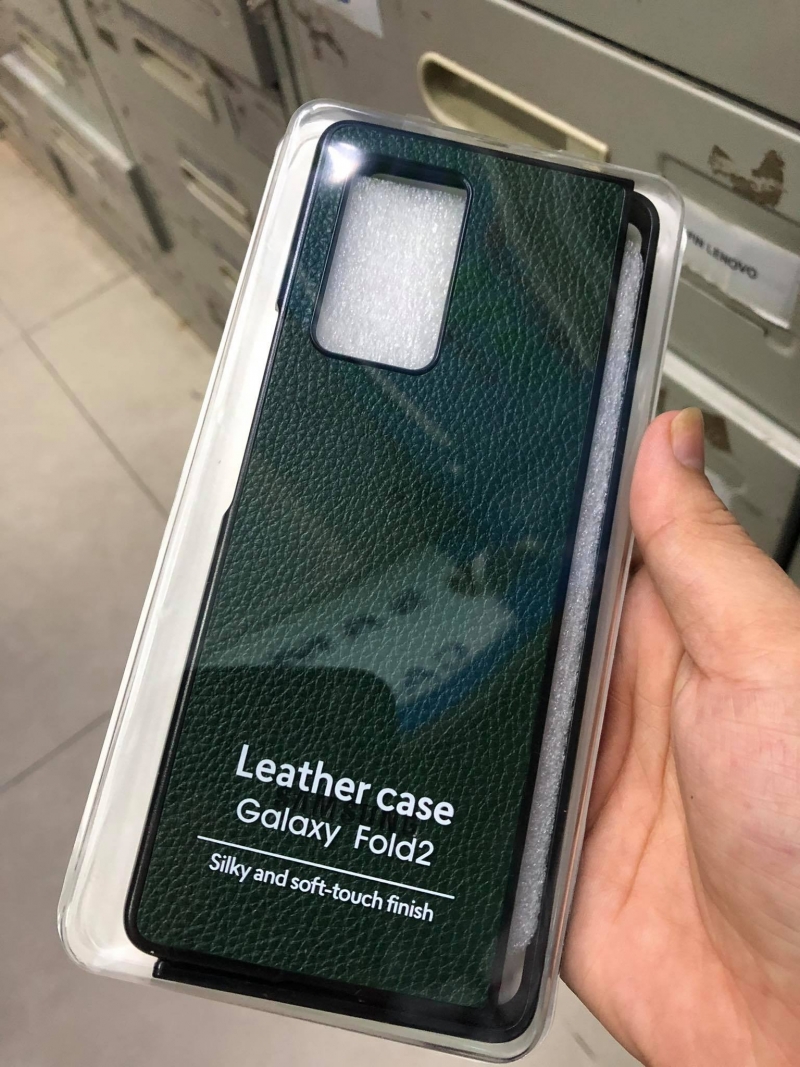 Ốp Lưng Samsung Galaxy Z Fold 2 Leather Case chất liệu da công nghiệp cao cấp hoạ tiết sang chảnh nỗi bậc logo hãng, ốp có dạng nhựa màu đen kết hợp cùng vân da nhiều màu sắc khác nhau 
